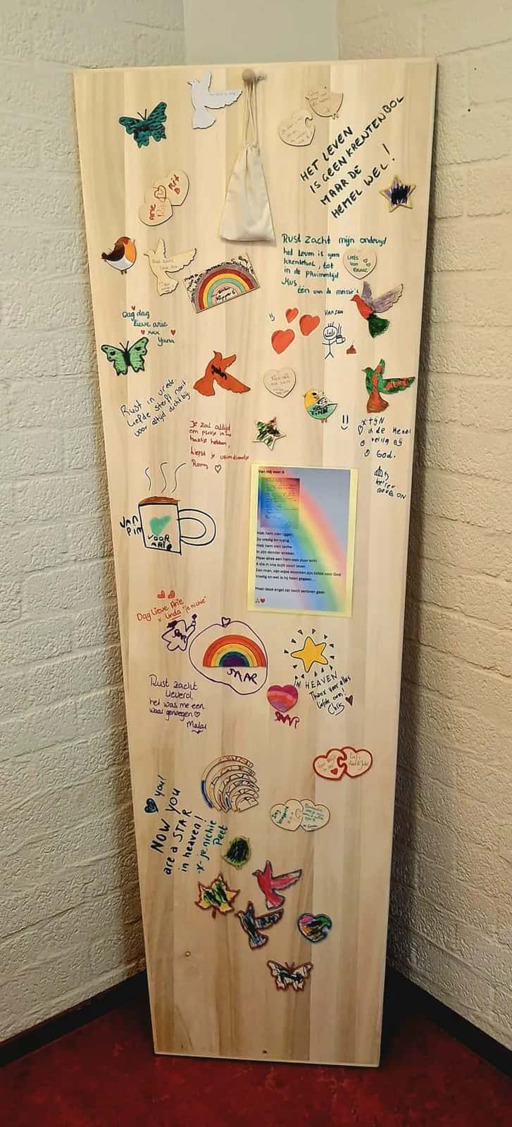 Kistdeksel, versierd met tekeningen en stickers