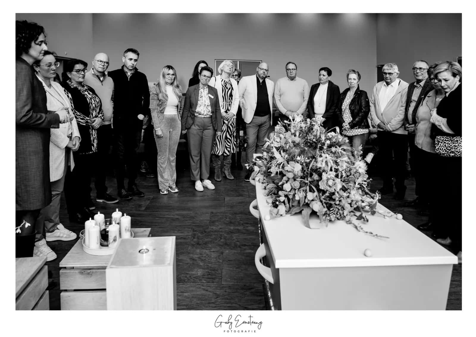 Collega’s samen rond de tafel tijdens de herdenking