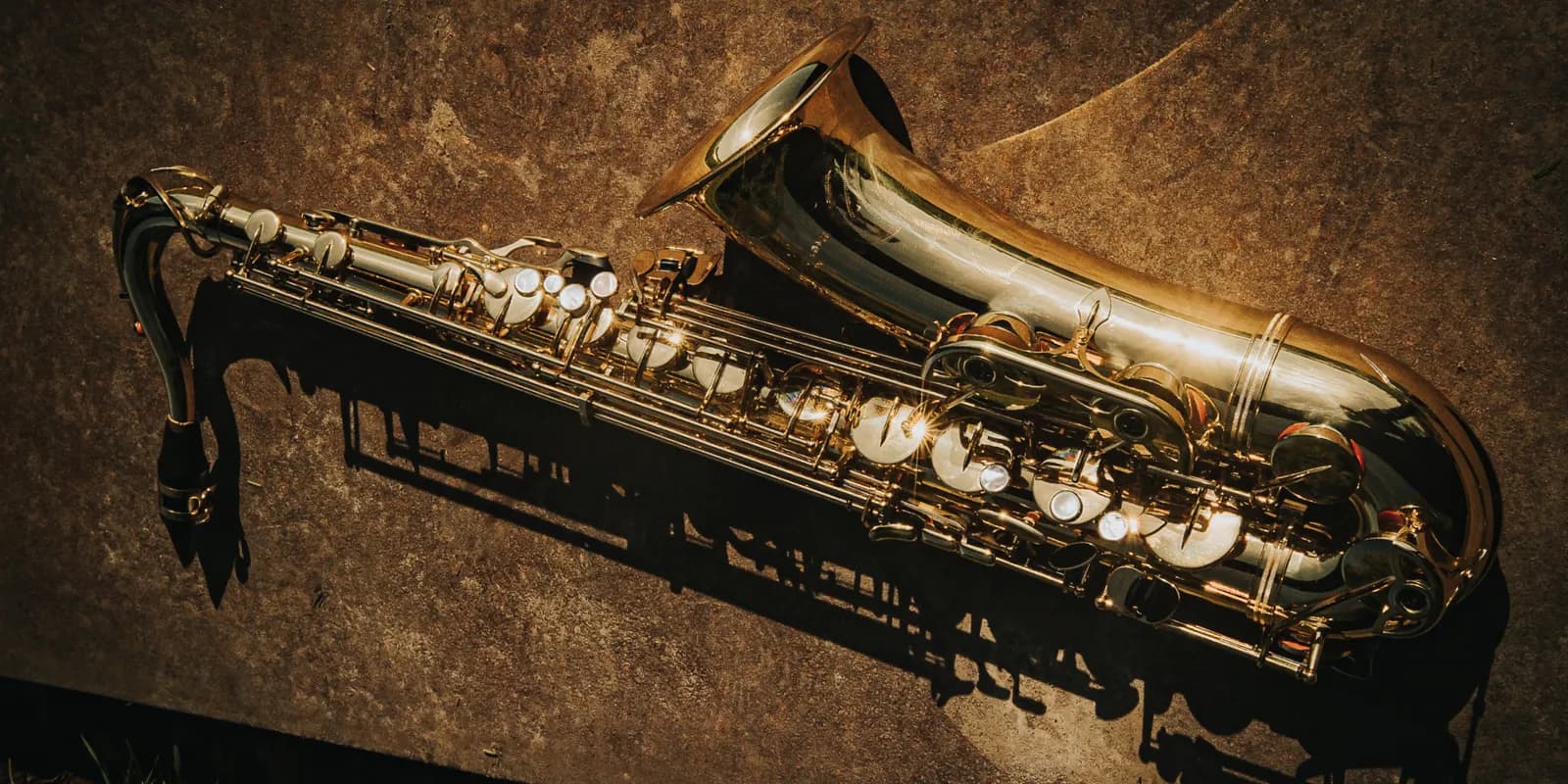 Een saxofoon in het zonlicht
