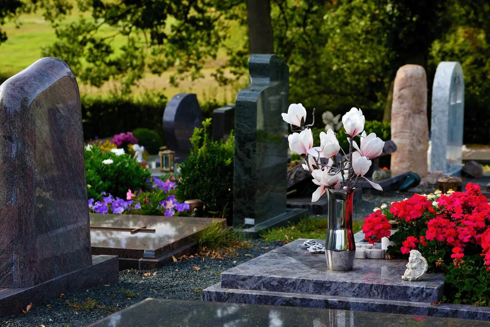 Grafmonumenten met bloemen op een begraafplaats