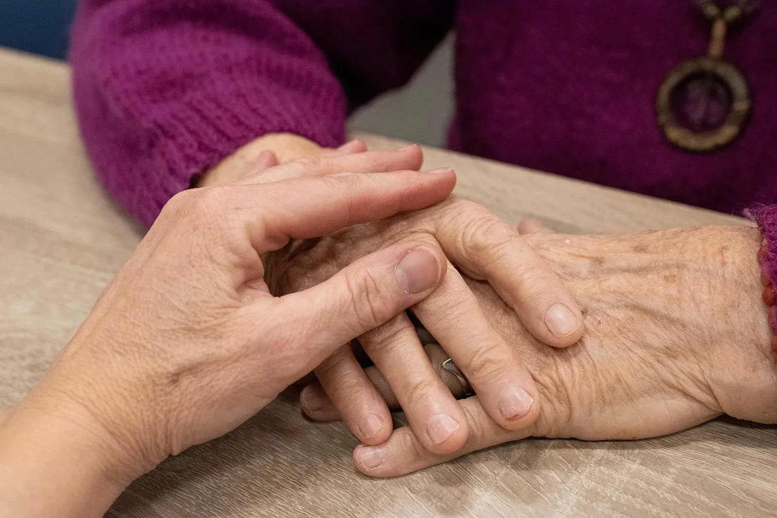 Twee handen die elkaar vasthouden