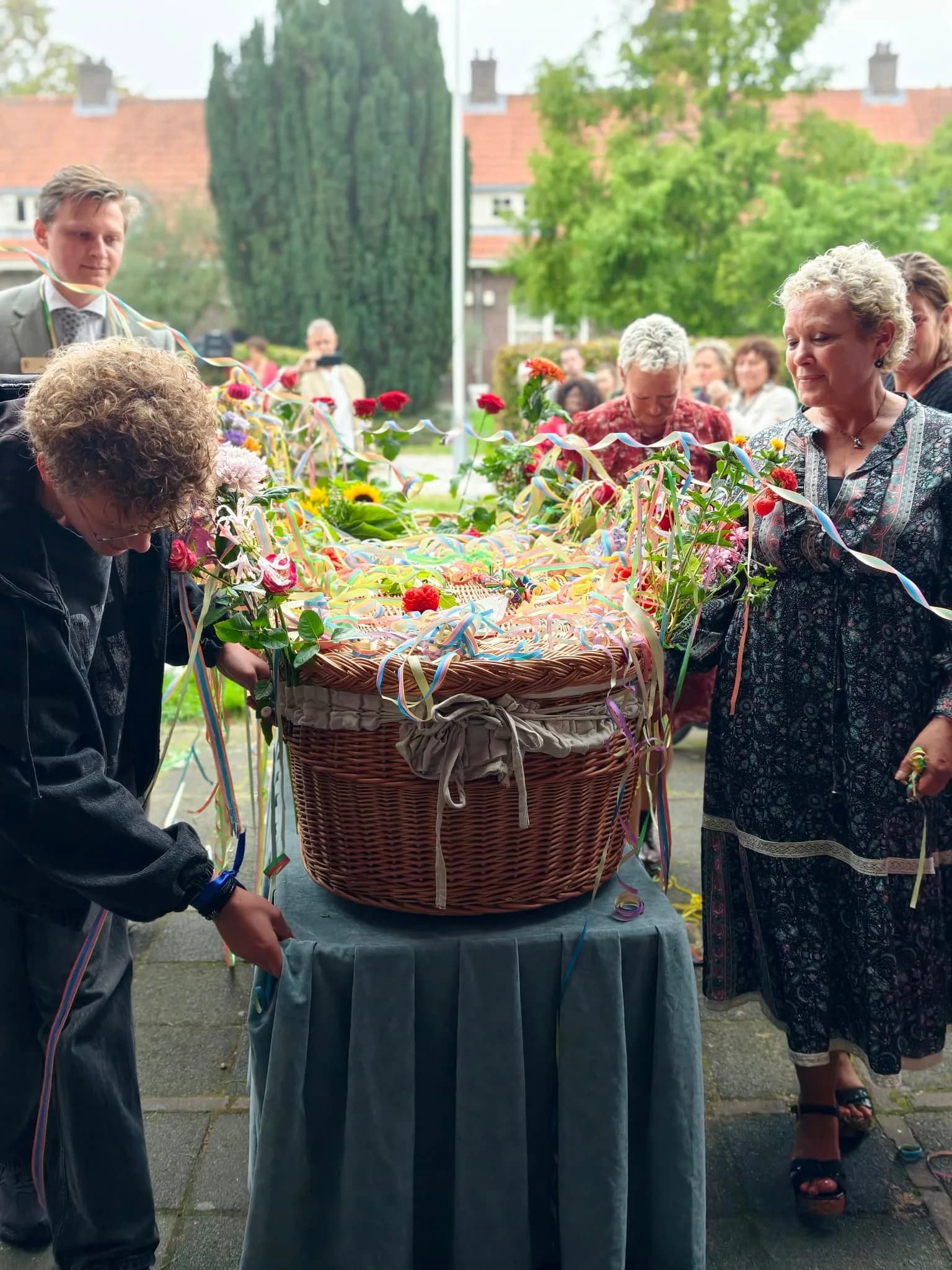 Uitvaartmand met kaarsen