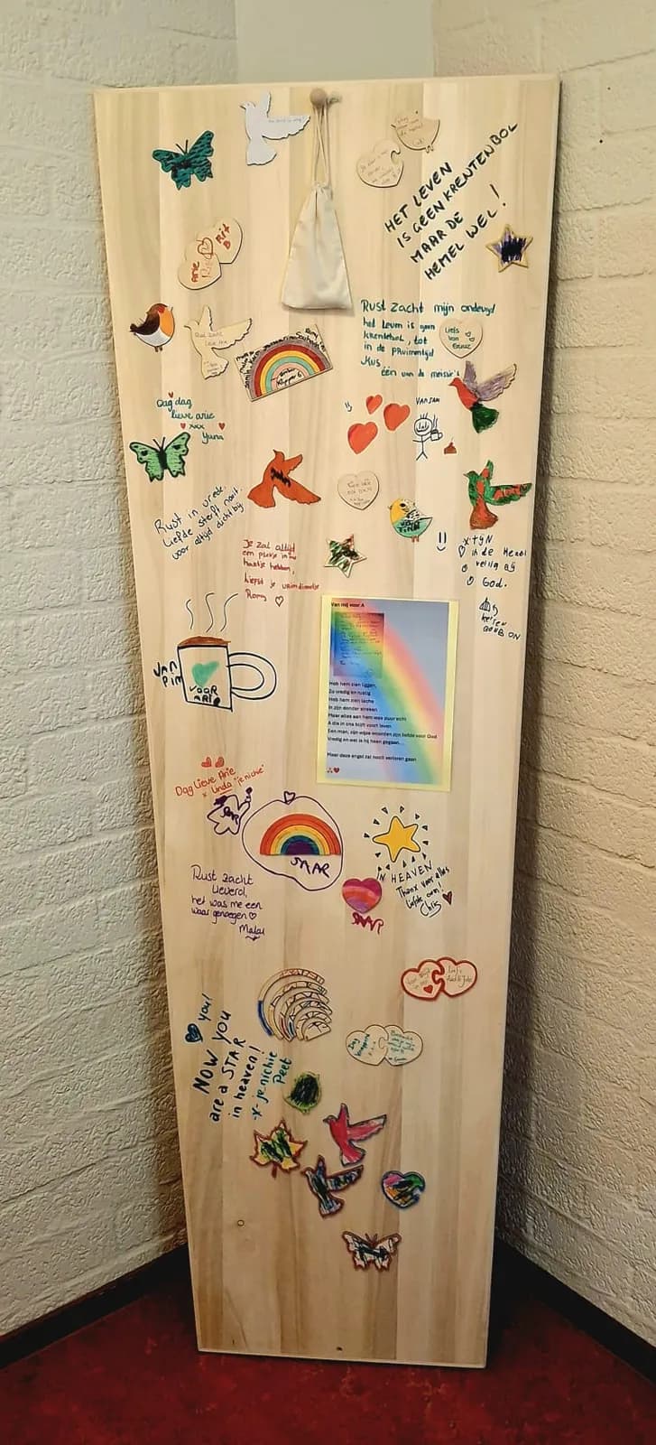 Kistdeksel, versierd met tekeningen en stickers