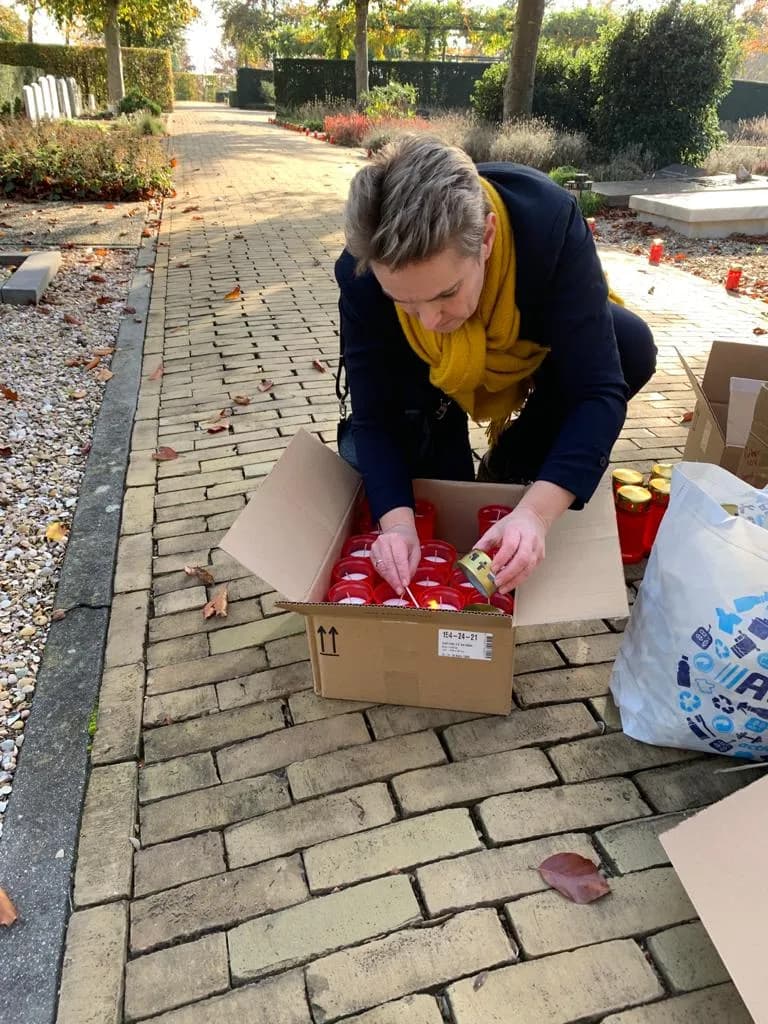 Rijen grafkaarsen die klaarstaan om aangestoken te worden