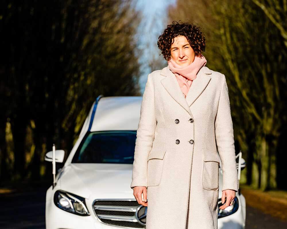 Auto Annemarie loopt voor de auto uit