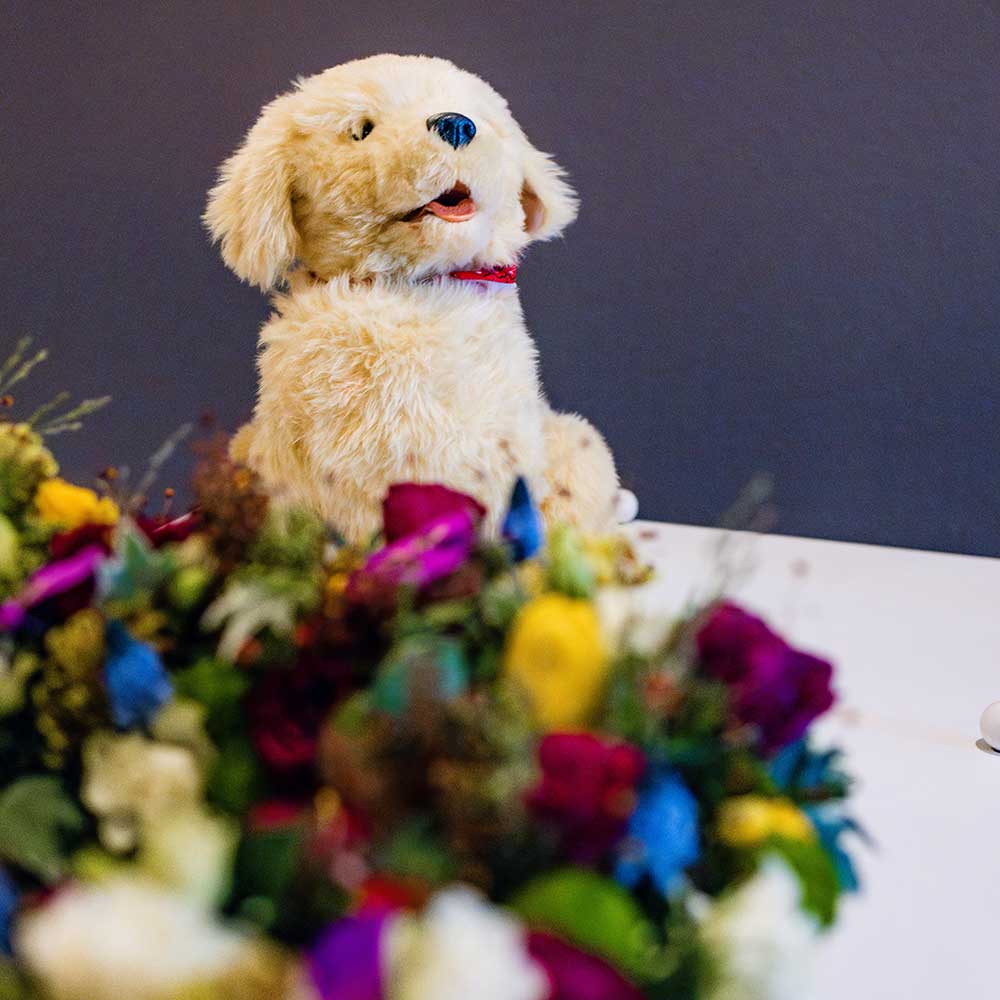 Knuffel Knuffel van een hond met een boeket